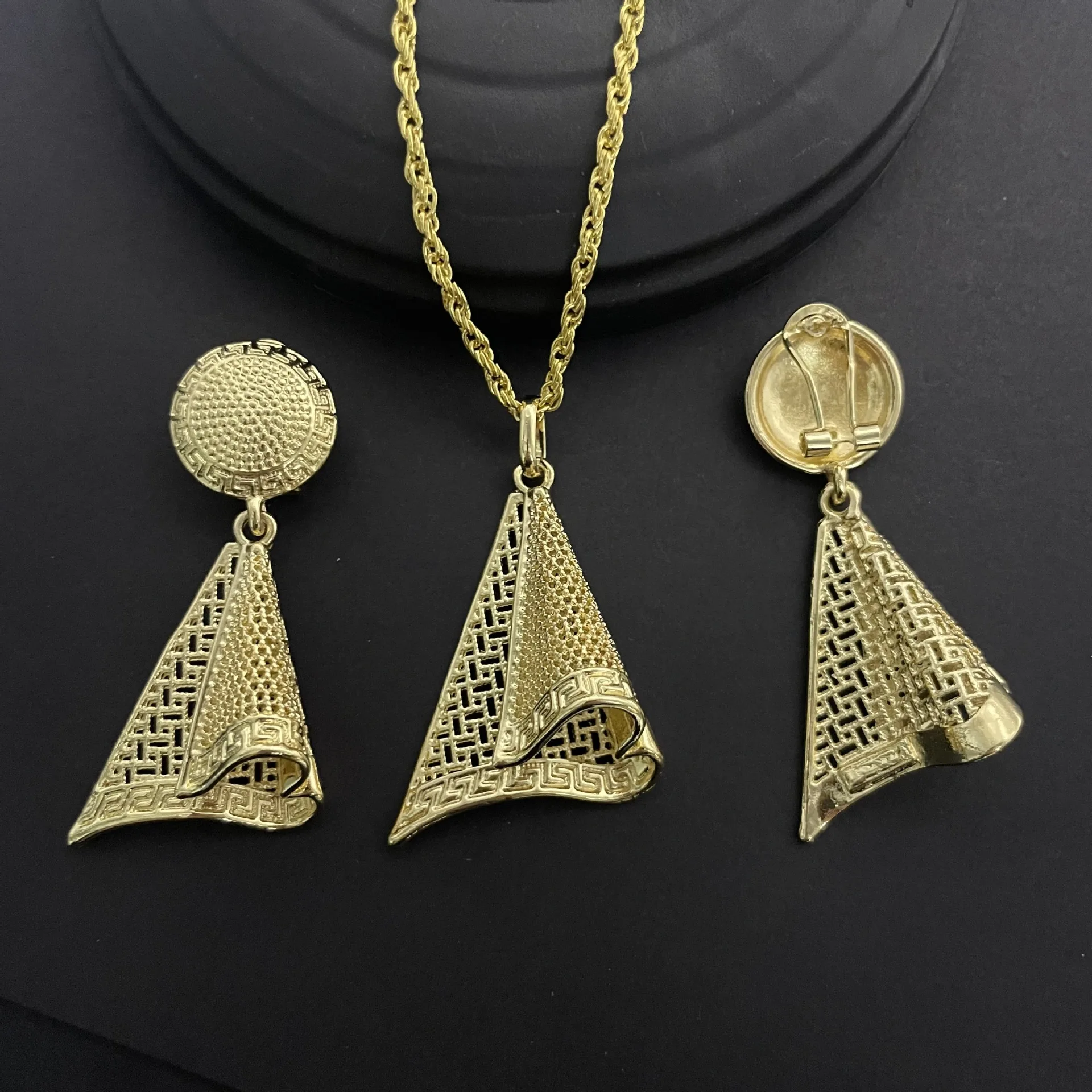 Italy Classic 18K Gold Plated Necklace Earrings and Pendant Jewelry Sets Dubai Fashion Wedding Party Accessories Jewelry Gifts