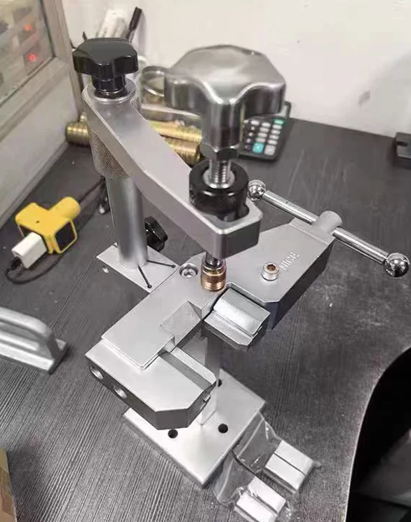 Common Rail Diesel Injector Repair Tool, Universal Injector Removal Bracket & Holding Clamp for Bench Fixing Operation