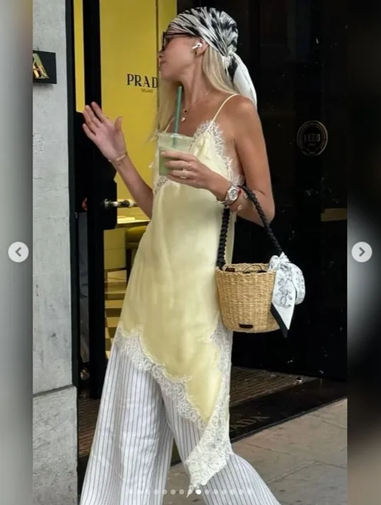 Mini abito irregolare con canottiera in pizzo satinato da donna