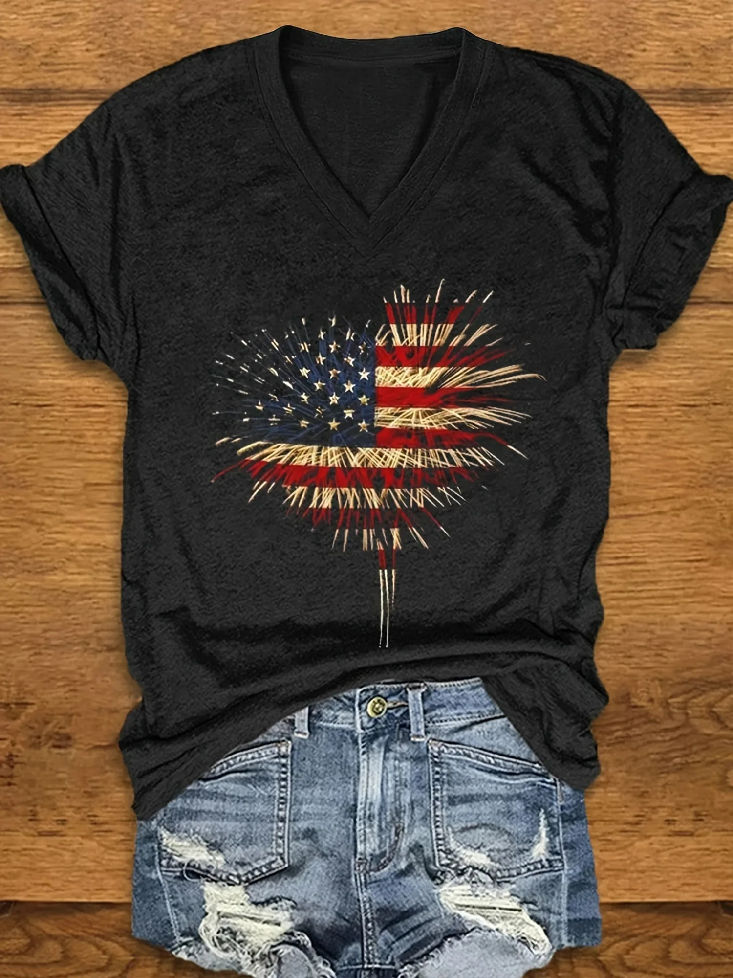 T-shirt à col en V avec affichage de feux d'artifice du drapeau américain patriotique, doux et extensible, lavable en machine, style décontracté pour toutes les saisons