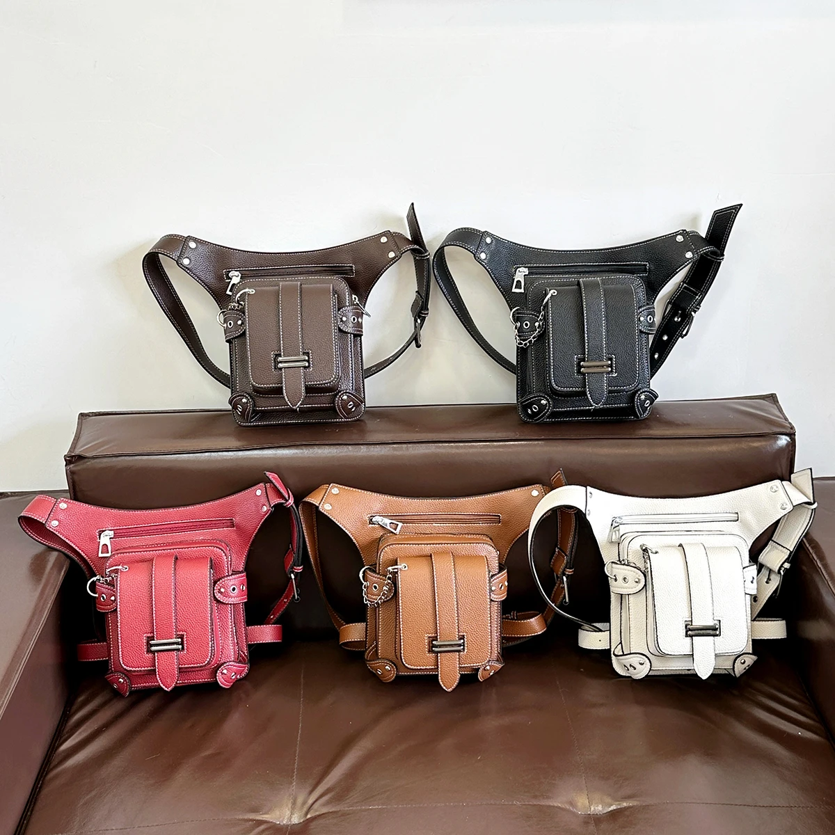 กระเป๋าคาดเอวสีทึบ PU แบบพกพาทันสมัยสำหรับทุกเพศพร้อมกระเป๋าหลายช่องสายรัดปรับระดับได้ความจุขนาดใหญ่สำหรับการเดินทางออกนอกบ้าน