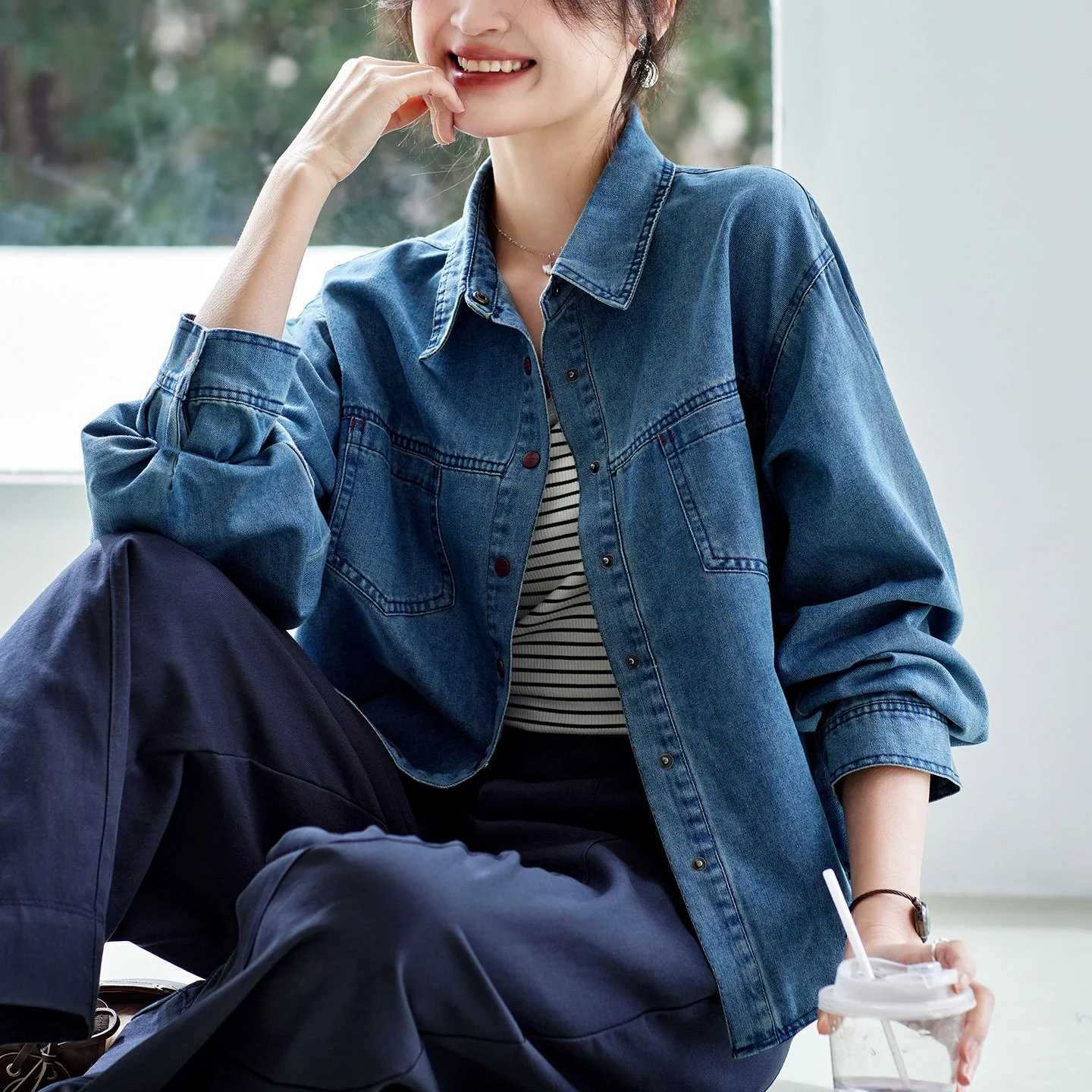 

Ретро-куртка из синего денима с длинными рукавами для женщин, модная и универсальная, для повседневной носки, свободного кроя.