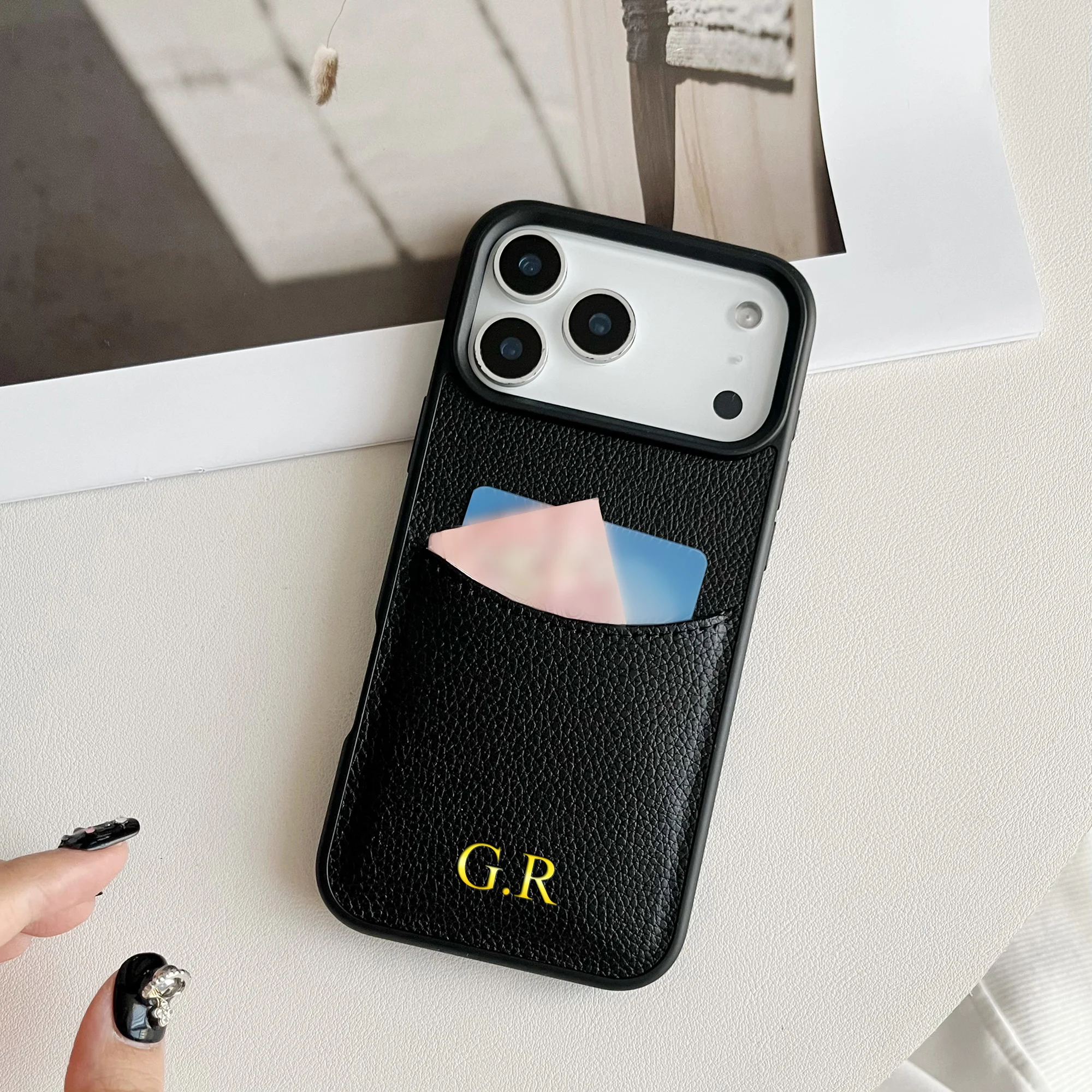 Personalisierte Kartenhülle mit Namensaufdruck für iPhone 12 13 14 15 16 17 18 Pro Max Plus Air aus Kunstleder mit Goldfolienprägung – Detail 5