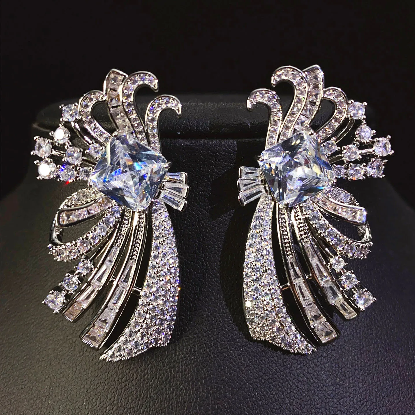 

Женские серьги-гвоздики с большим блестящим цирконом, белые, красные, зеленые, роскошные ювелирные изделия, свадебные, вечерние, симметричные серьги с растениями