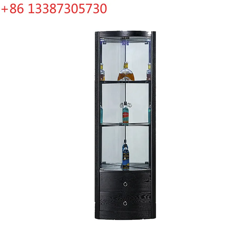 Gabinete de vino, vitrina, puerta de cristal contra la pared, restaurante