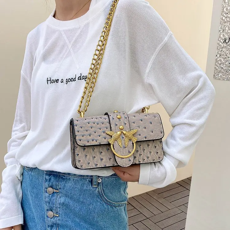 Y2K حقيبة كروس عصرية بلون سادة حقيبة كتف معدنية بشعار حروف سلسلة ربط تتميز بزر مغناطيسي للاستخدام اليومي