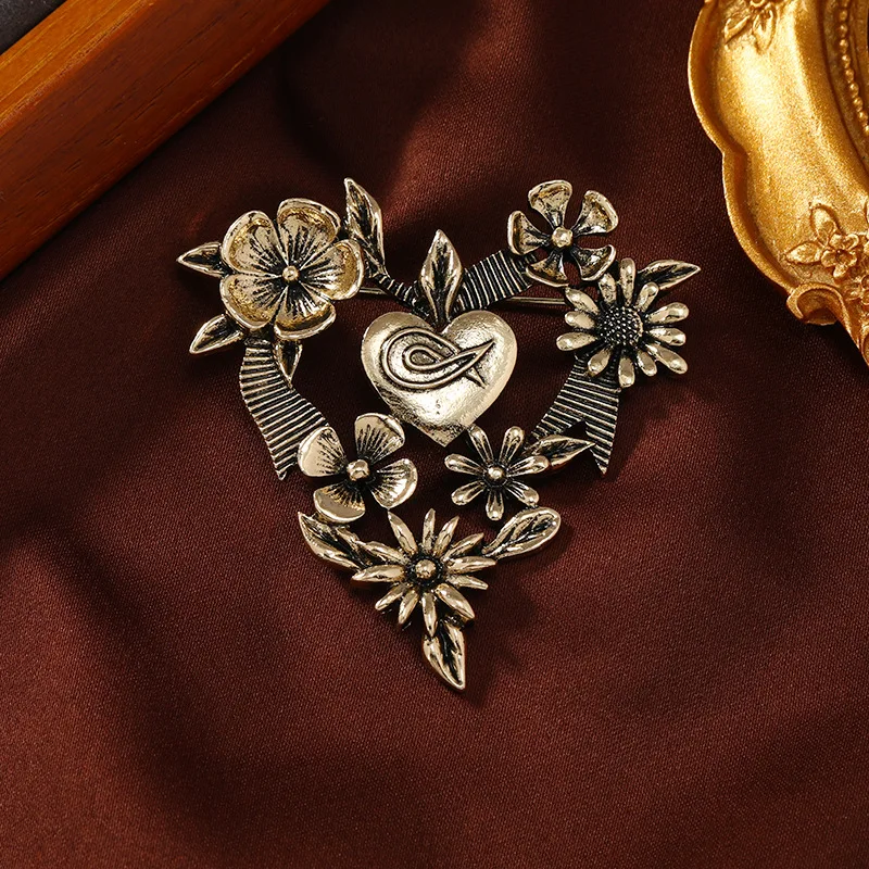 Vintage Minimalist Pearl Heart Brooch for Women Personality Coat Accessories Niche Metal Floral Exquisite Pin Party Jewelry