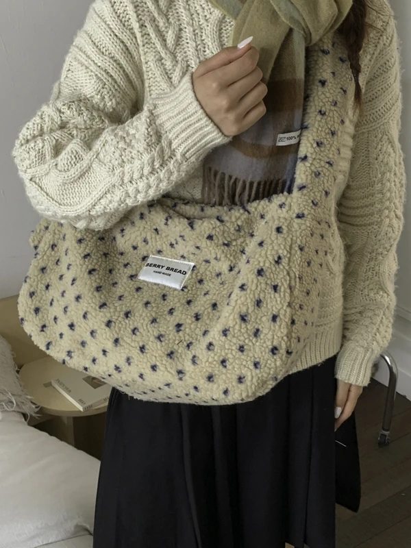 

Модная женская сумка-пельмень из овечьей шерсти с цветочным плюшевым декором, универсальная, на плечо/через плечо, в повседневном простом стиле, с магнитной застежкой