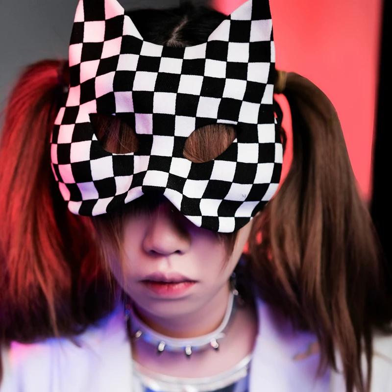 قناع CosplayMask للنساء البالغات مصنوع من مادة بلاستيكية إبداعية نصف وجه ريترو بسيط ومضحك مناسب لأداء حفلات عيد الميلاد والهالوين