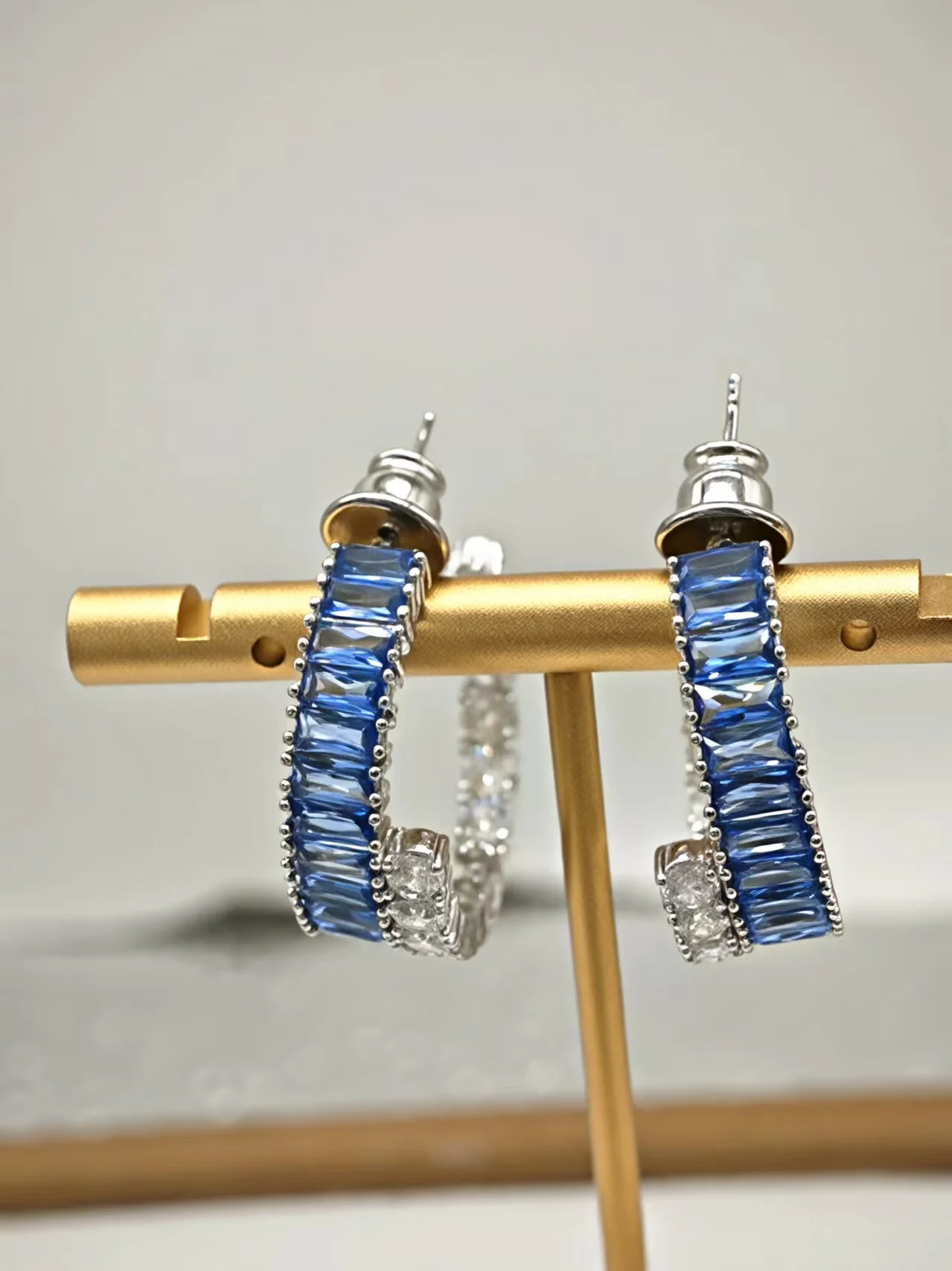 

Classic mismatched double-color women's niche boutique earrings