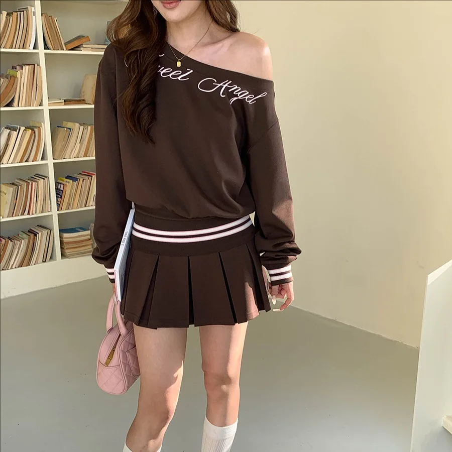 

Женский весенний повседневный комплект: свитшот с открытыми плечами и буквенным принтом, плиссированная юбка — модный костюм из двух предметов