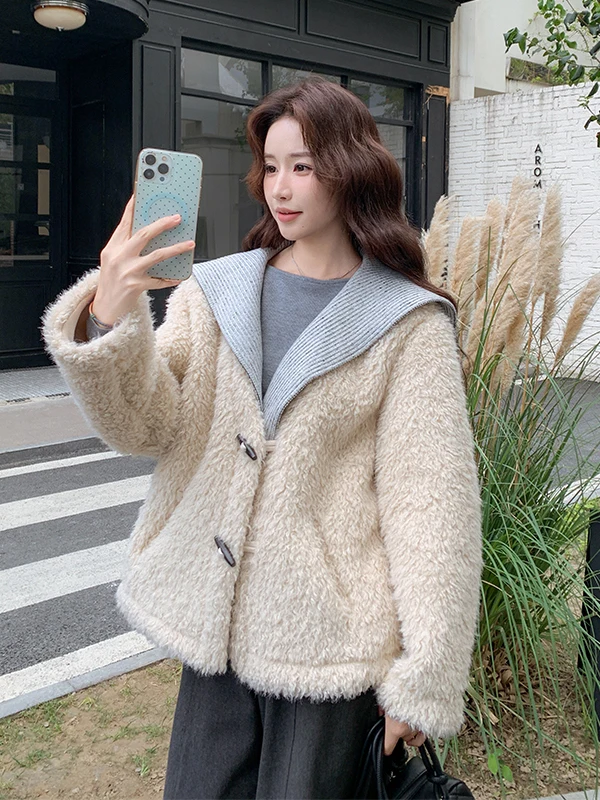 معطف نسائي من فرو الخروف المحبوك بتصميم فضفاض ودافئ مع ياقة كحلية اللون