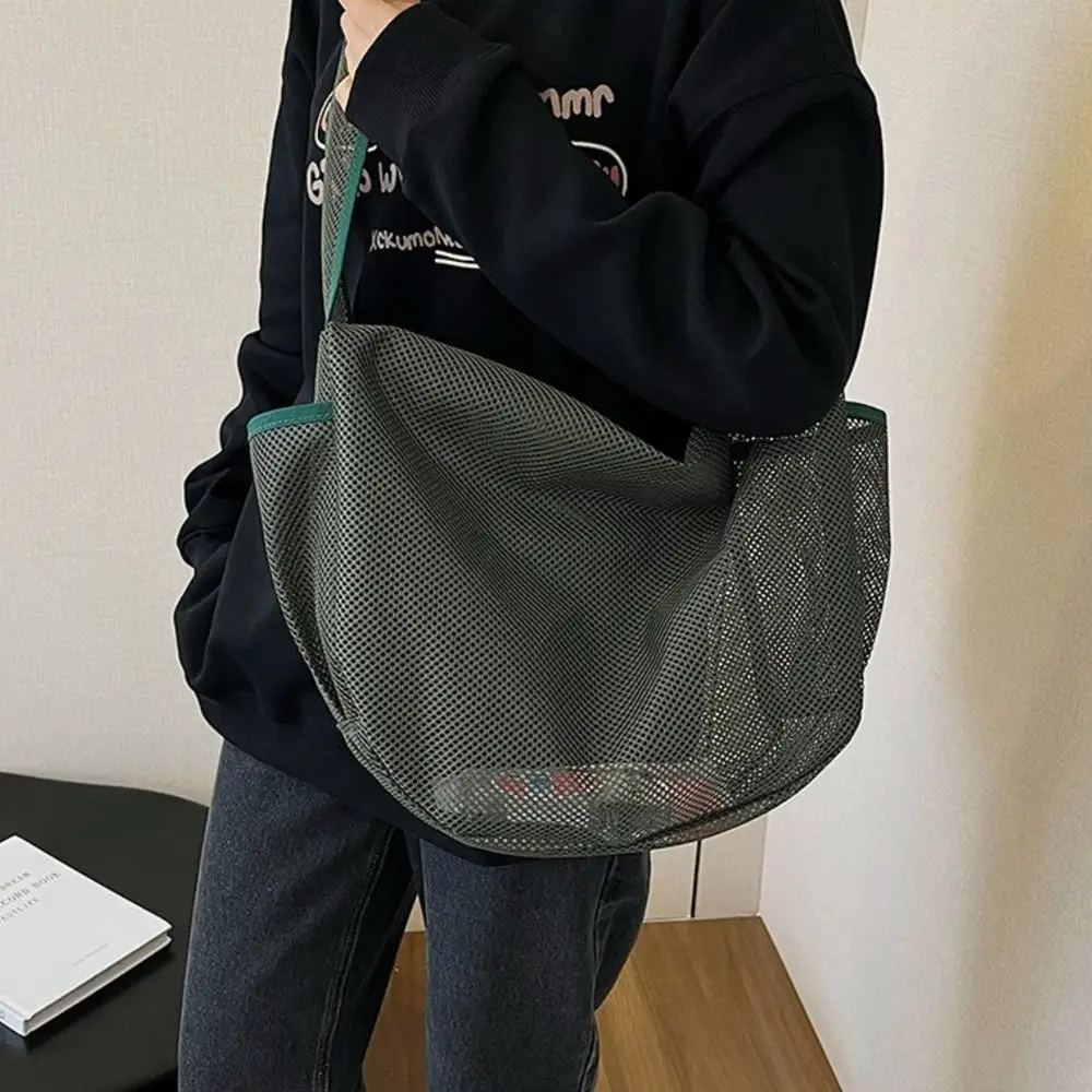 حقيبة يد شبكية مجوفة جديدة مقاومة للماء للشاطئ واللياقة البدنية حقيبة كتف ذات سعة كبيرة لتخزين السباحة حقيبة غسيل يوميًا