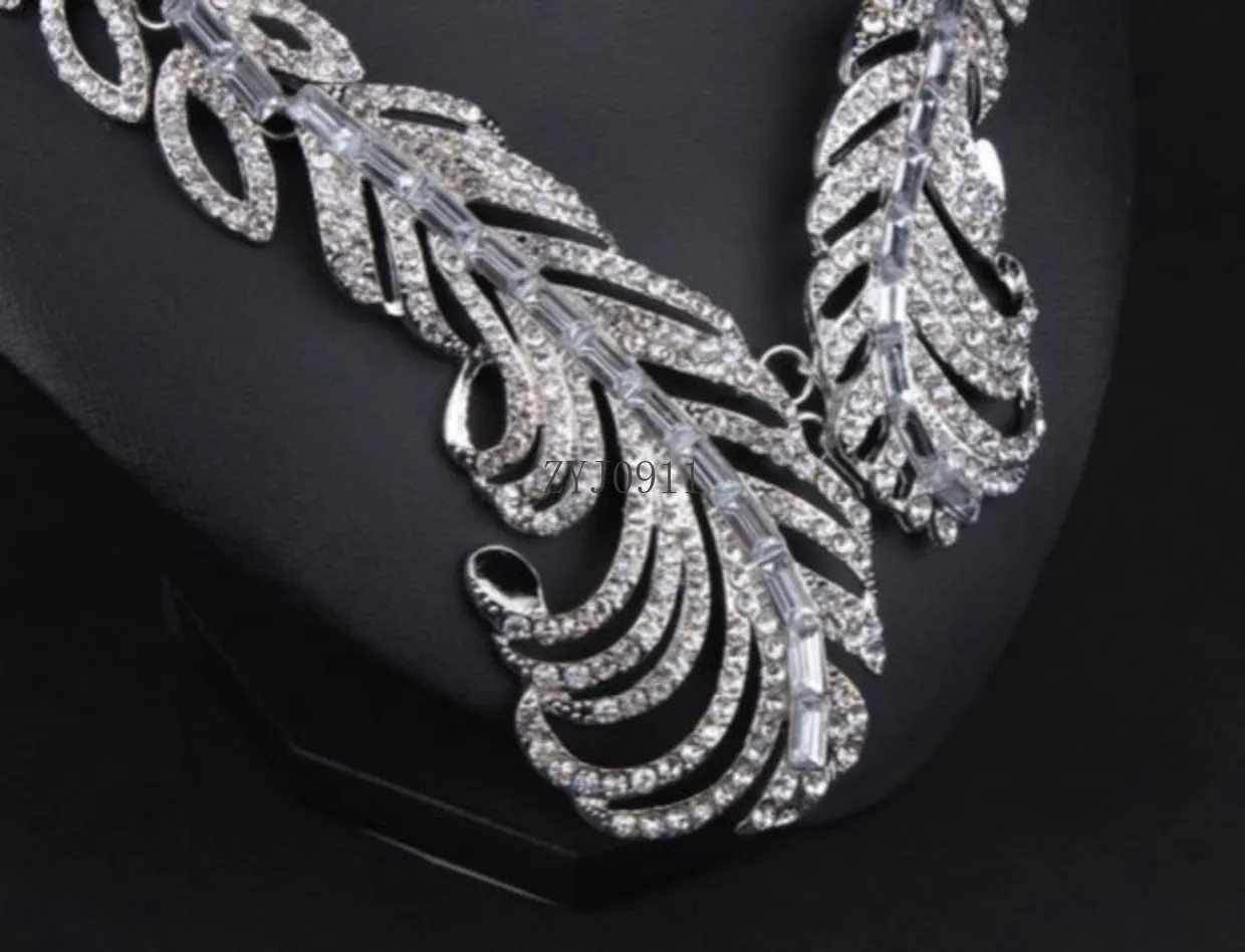 ヨーロッパとアメリカの誇張された装飾ネックレス、ダイヤモンドの羽のイヤリングがいっぱいのディナーアクセサリーセット