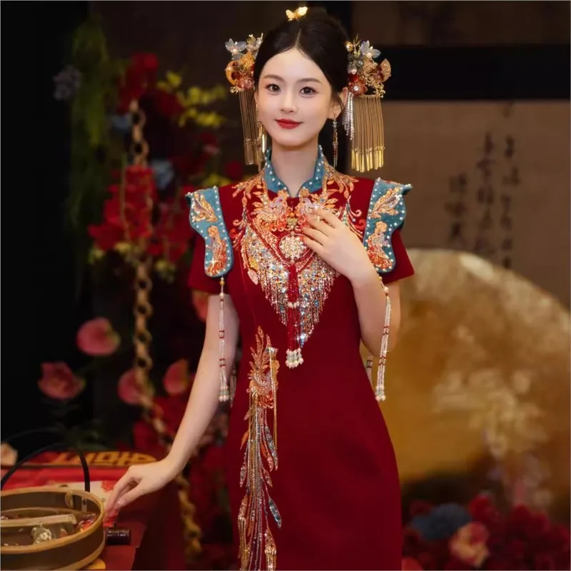 

A new style of Chinese-style wedding dress and toasting attire