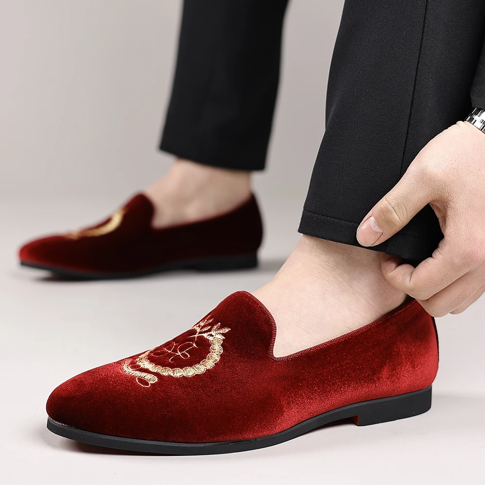 Men's Leather Shoes Velvet Embroidery Pointed Dress Shoes Men's Business Shoes Soft Soled Loafers Casual Flat Shoes