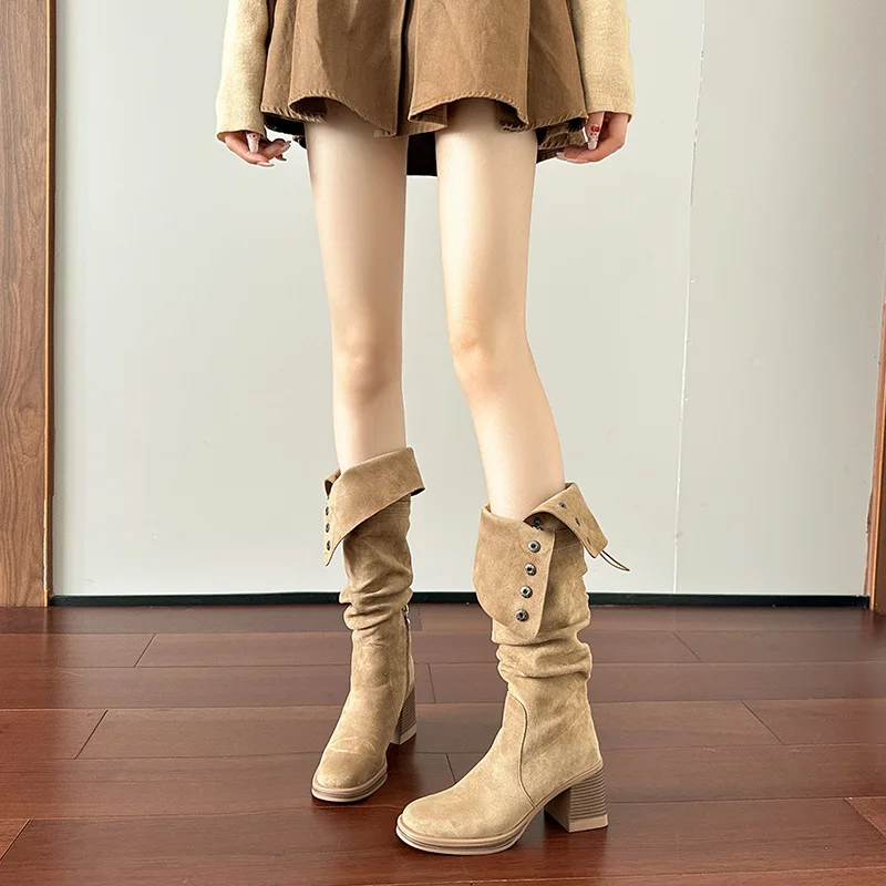 

Высокие сапоги на каблуке 2026: весенне-осенние сапоги-ботфорты на толстой подошве в стиле Maillard Western Knight