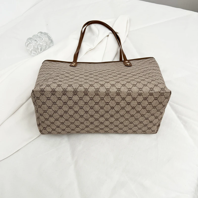 Luxuriöse Vintage Damen Schultertasche mit Monogramm-Print und Nieten, PU-Leder Handtasche mit Großer Kapazität und Reißverschluss für den Arbeitsweg – Detail 16