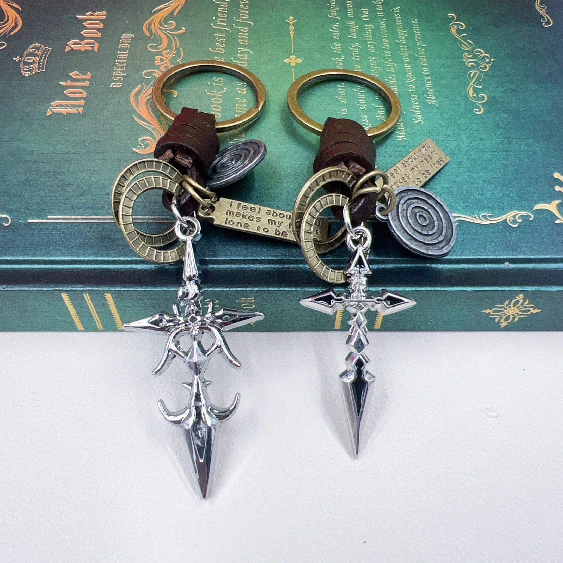 Llavero con colgante de cuero Emiya Kiritsugu de Fate Stay Night para hombre, llavero de Metal Excalibur con sable de espíritu heroico, regalos para seguidores de Anime