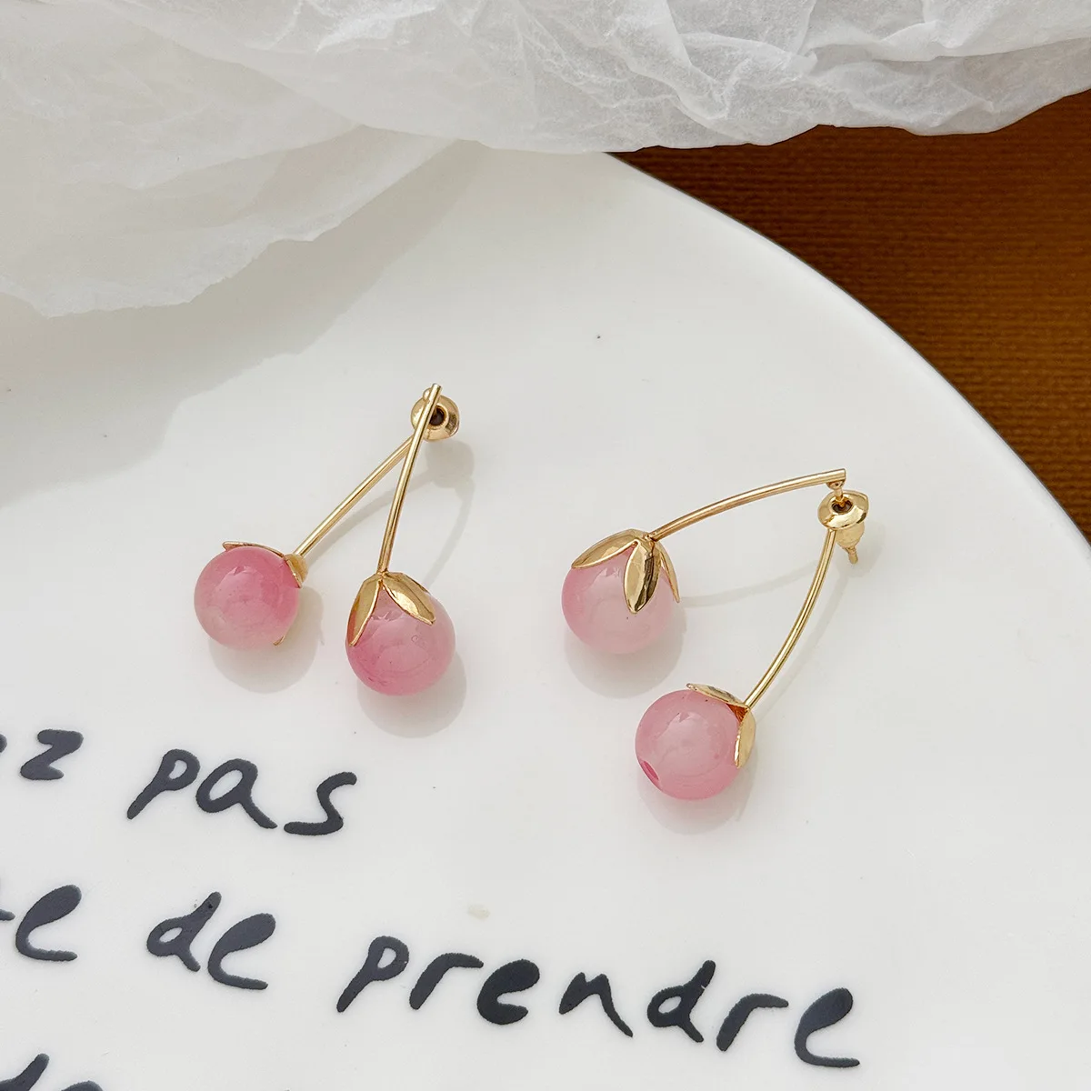 Pendientes colgantes de cereza cristal rosa - usage example