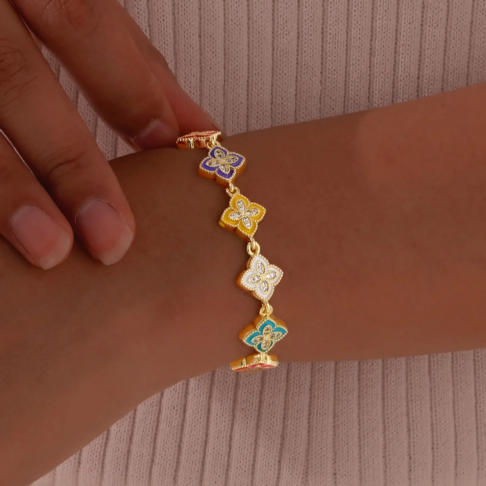 مادة النحاس أنيقة أربع أوراق البرسيم سوار للنساء زركونيا زهرة الإسورة الحظ هدية الصداقة شقيقة المجوهرات