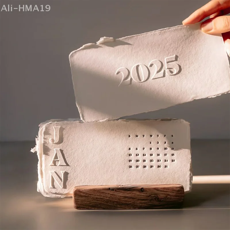 De boekdrukkalender 2025 2025 mini witte textuur bureaukalender met houten standaard boekdruktekst maandkalender 12 maanden