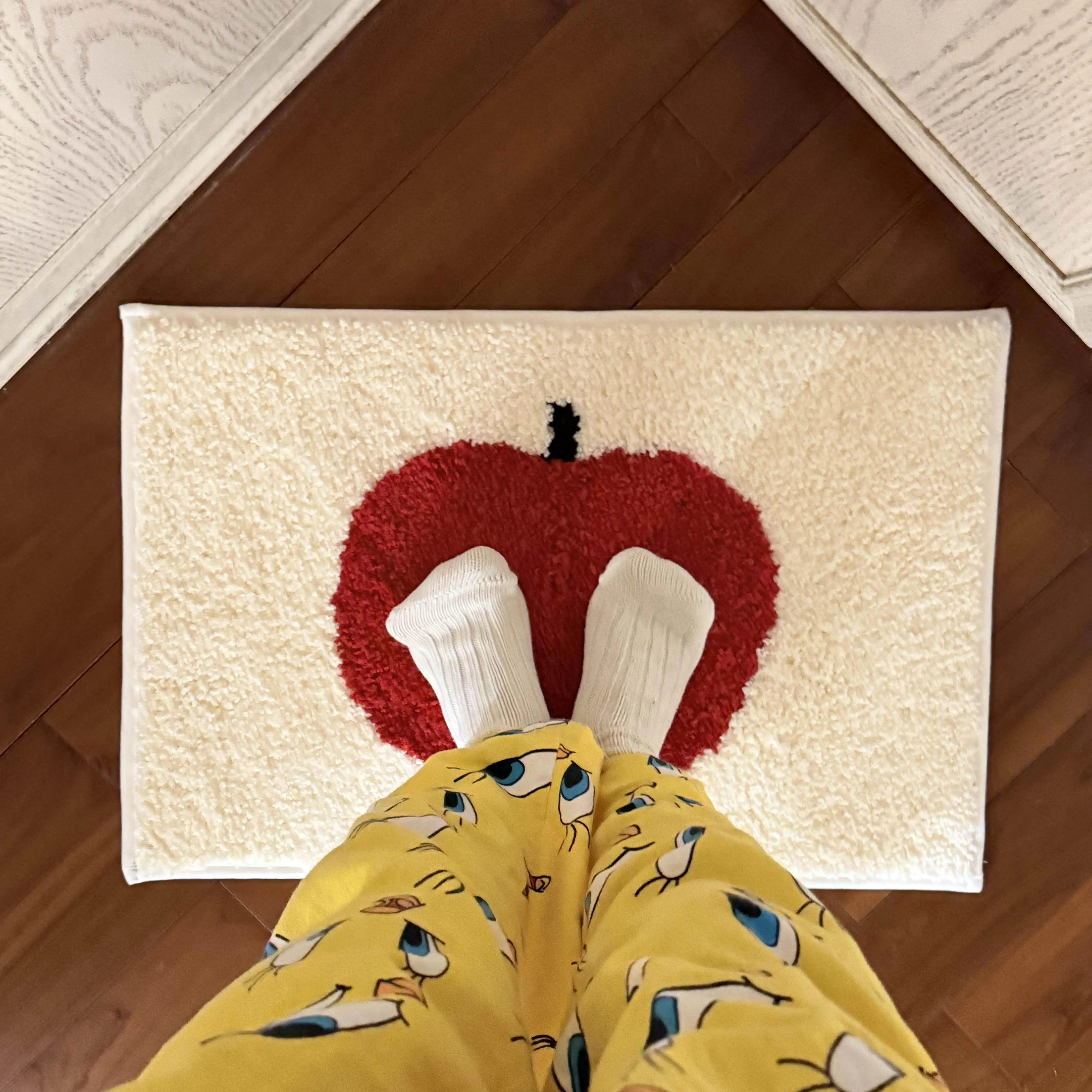 VIKAMA Creamy Style Apple Carpet Anti-slip Entry Floor Mat Soft Absorbent Bathroom Mat Bedside Rug for Bedroom Home Decoration