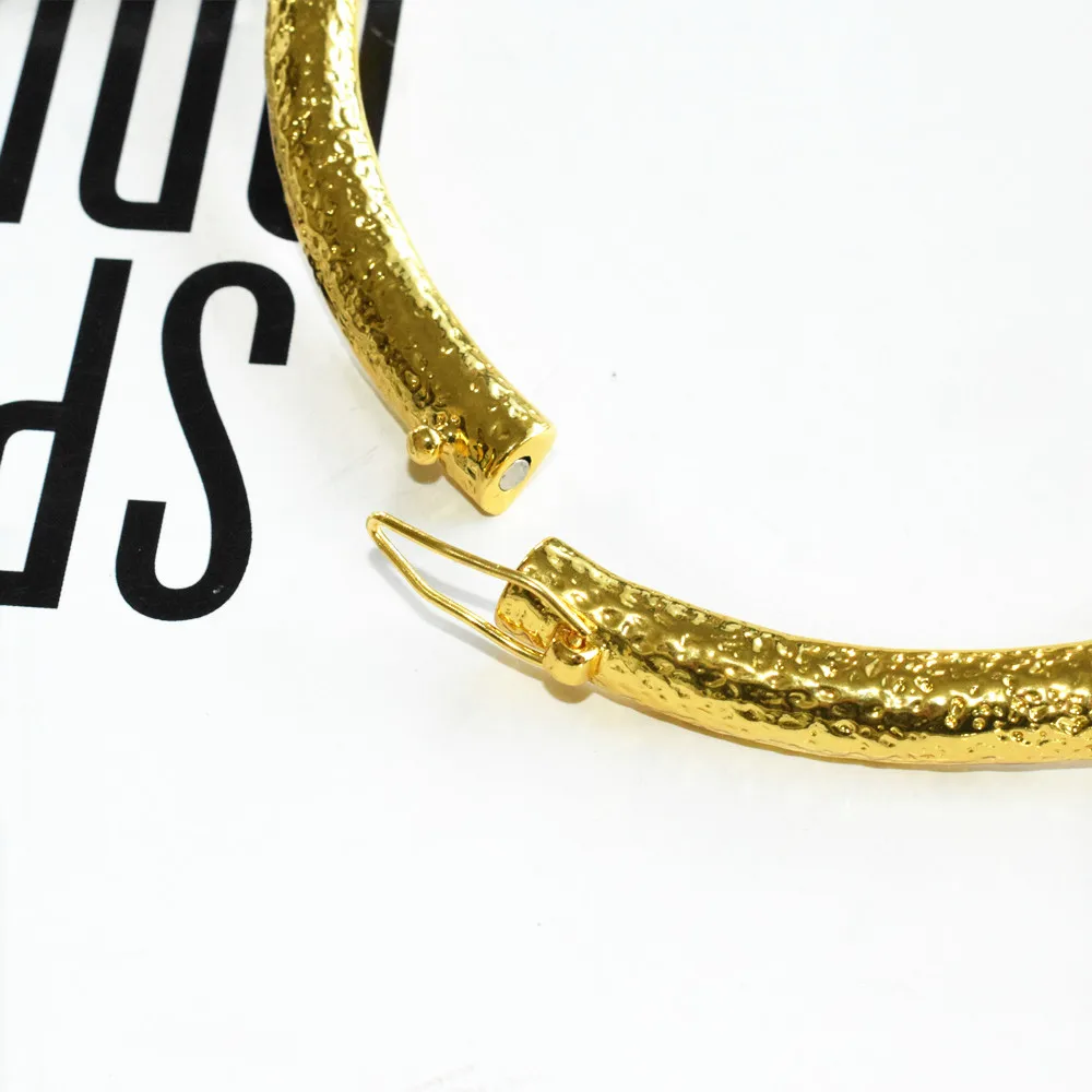 Surrealistische Halskette mit geometrischem Anhänger aus Metalllegierung in Form von Augen und Nase für Damen, übertriebener Markenschmuck, Statement-Accessoire – Detail 7
