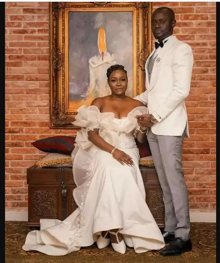 

Customized NRuffles Off The Shoulder Black Woman Bridal Gowns Robe De MariéeChapel Train Appliques Plus Size Wedding Dress