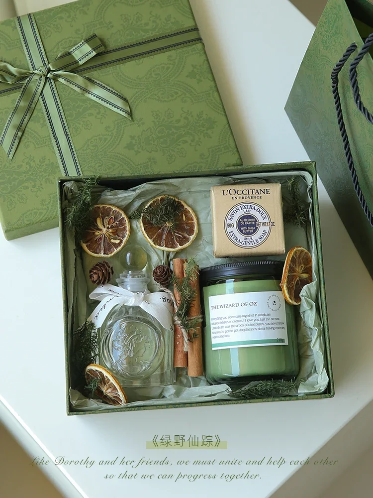 

Green literary and artistic style aromatherapy candle fireless L'Occitane aromatherapy gift box birthday gift