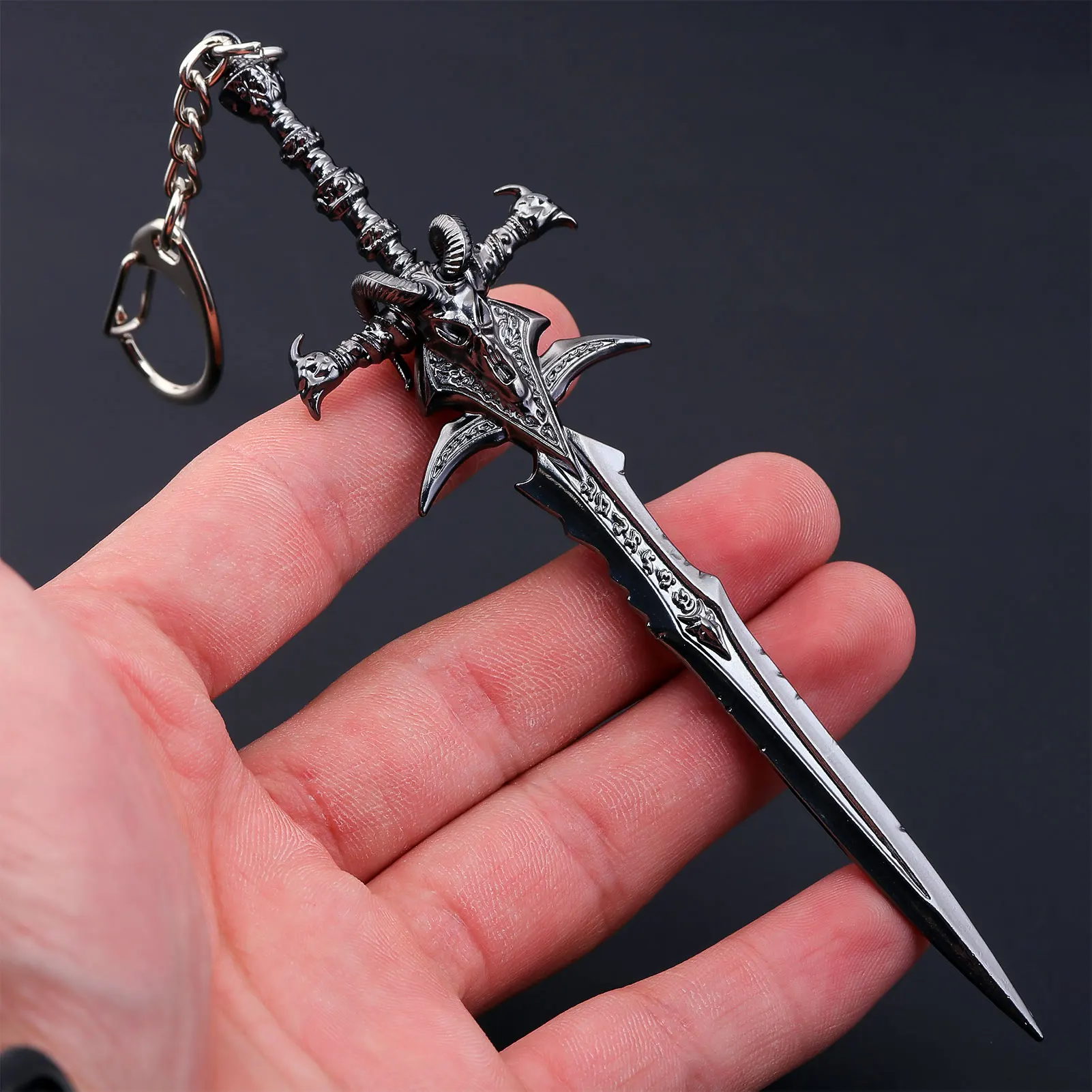 14 سنتيمتر Lich الملك الأغنام رئيس السيف المفاتيح قلادة كبيرة Frostmourne الأغنام رئيس السيف سلاح نموذج تأثيري الدعائم مروحة هدية