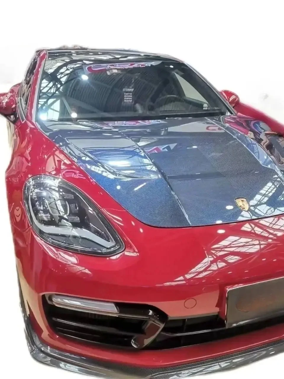 

Фиолетовая, серебряная и черная смешанная ткань из углеродного волокна.