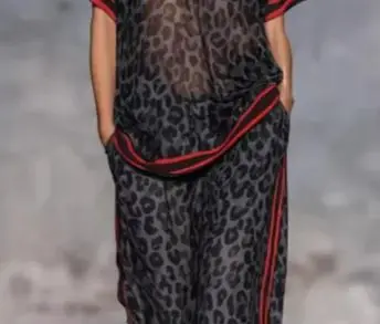 

Летний женский комплект: топ с V-образным вырезом и короткими рукавами, брюки с широкими штанинами, леопардовый принт, контрастные полосы, повседневный стиль.