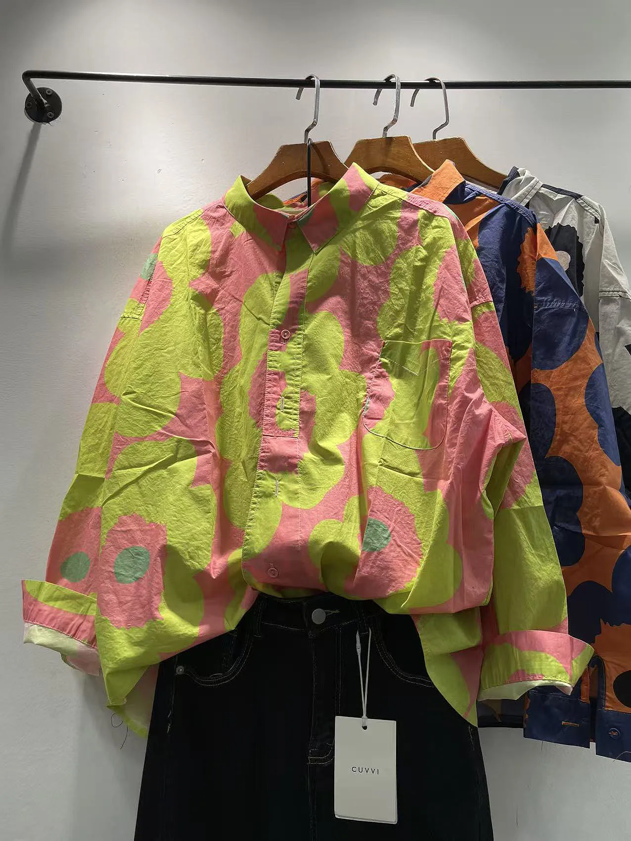 

Весна 2026: Женская свободная хлопковая блузка с длинным рукавом в корейском стиле, с цветочным принтом, отложным воротником и одной пуговицей, повседневная