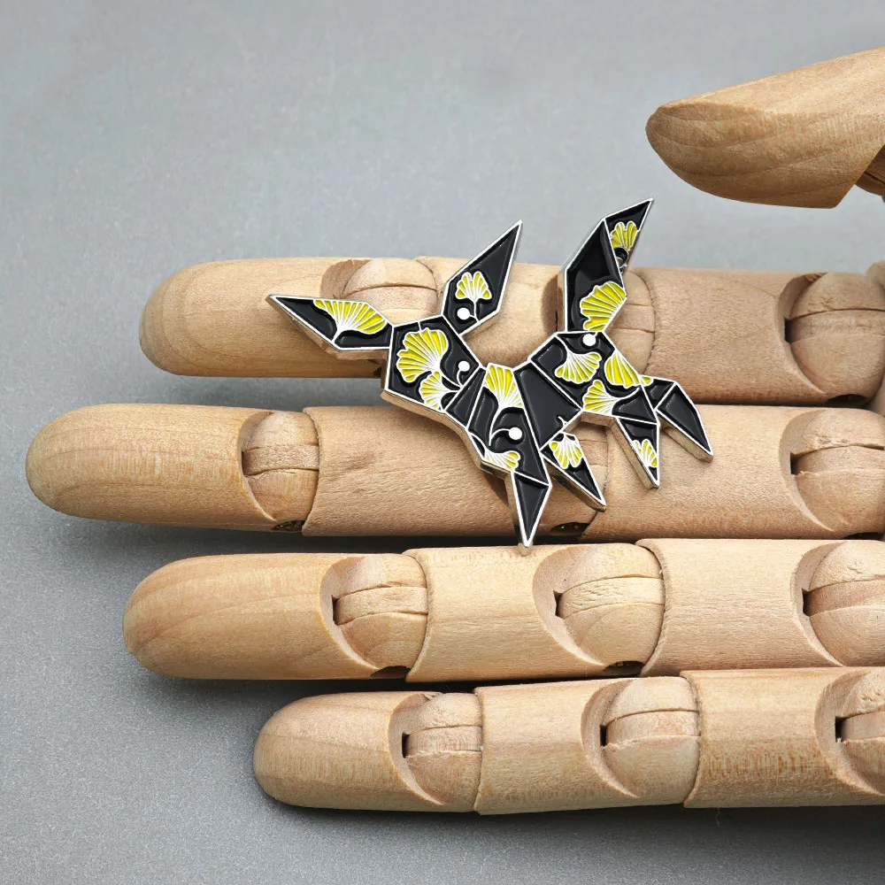 Origami Anime Fuchs Emaille-Pin Japanische Ginkgo Biloba Cartoon-Broschen Geometrische Tier-Reversnadeln Schmuckgeschenk für Rucksäcke – Detail 4