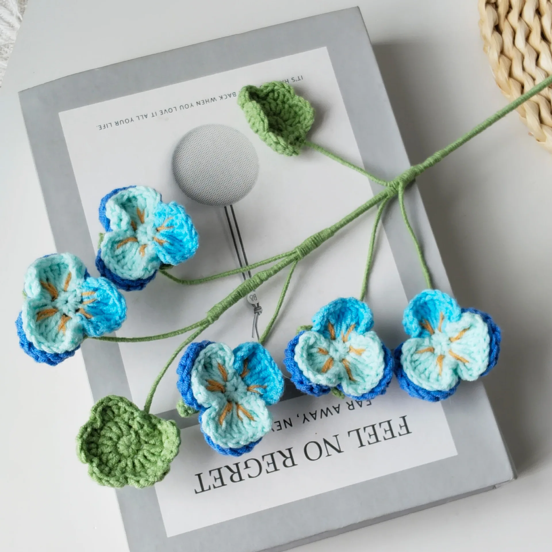 Niedliche gehäkelte Blumenzweige, kreativer Häkelstrauß, fertige handgemachte Blumen, Raumdekoration, Geschenk für Freunde – Detail 5