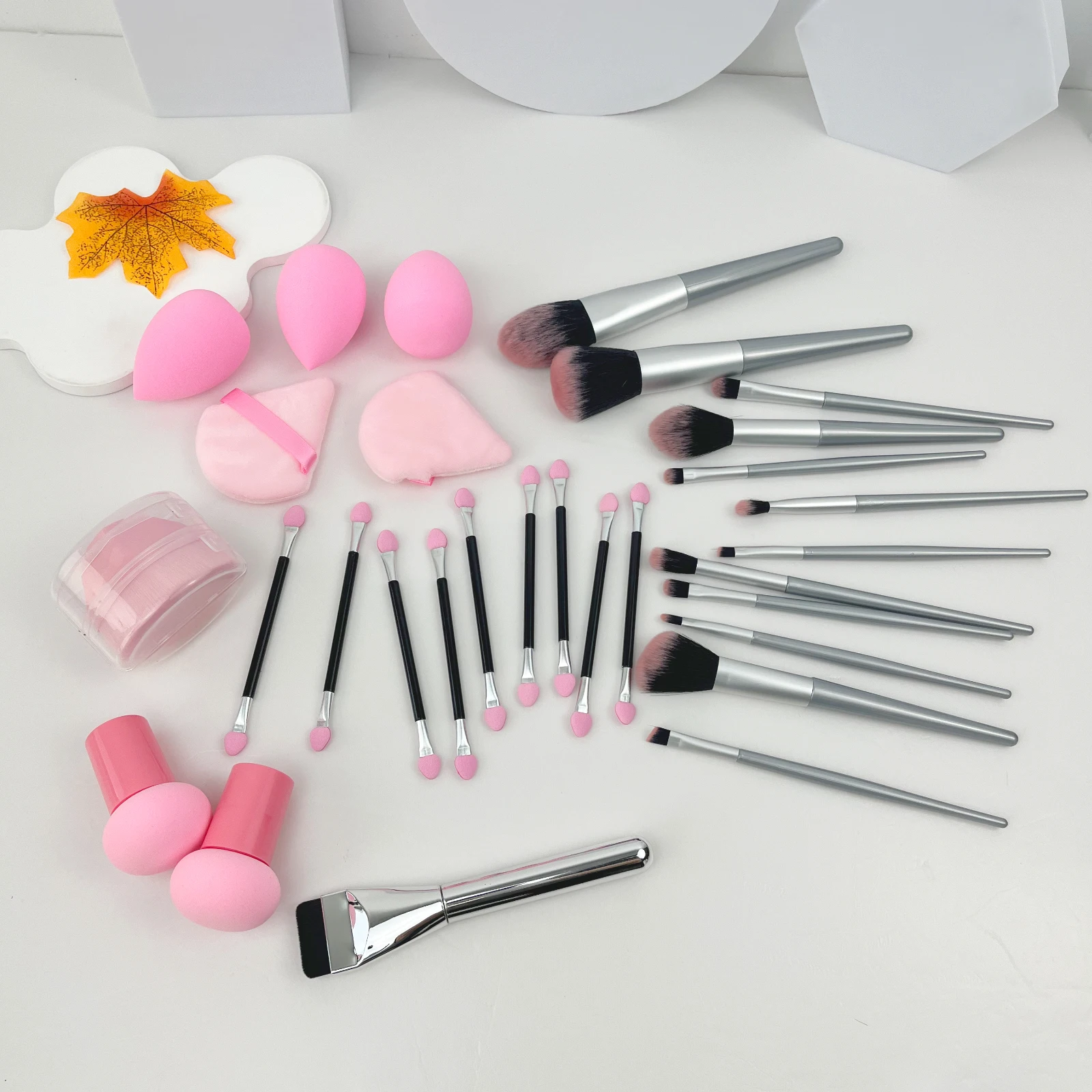 31PCS Pink Makeup Brush Silver Powder Brush Foundation Brush Sponge Teardrop Puff #55 Brush skin-friendly Suitable for beginners