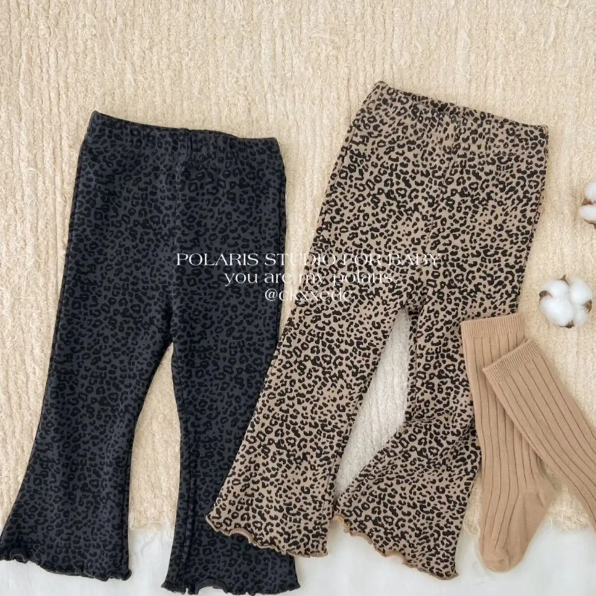 

Нижние брюки Брюки Одежда для малышей Детская одежда Чистый хлопок Стильная универсальная повседневная верхняя одежда с леопардовым принтом Утягивающий колокольчик