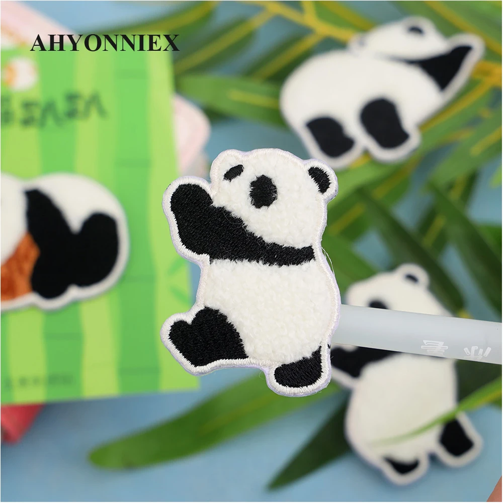 1 pezzo Panda Pattern panno Patch Stick su abbigliamento decorativo pantaloni autoadesivi fori adesivi ricamo