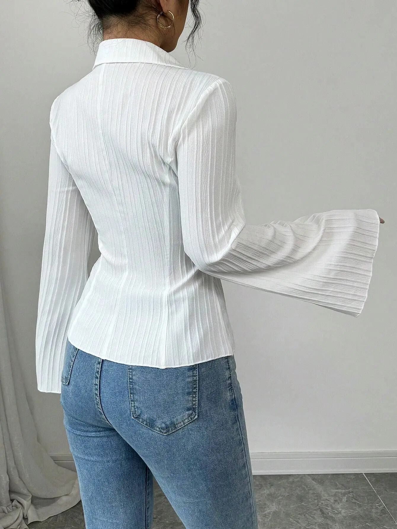Women's slim-fit V-neck bell-sleeve shirt, suitable for wearing on formal occasions.Fashionable and versatile style