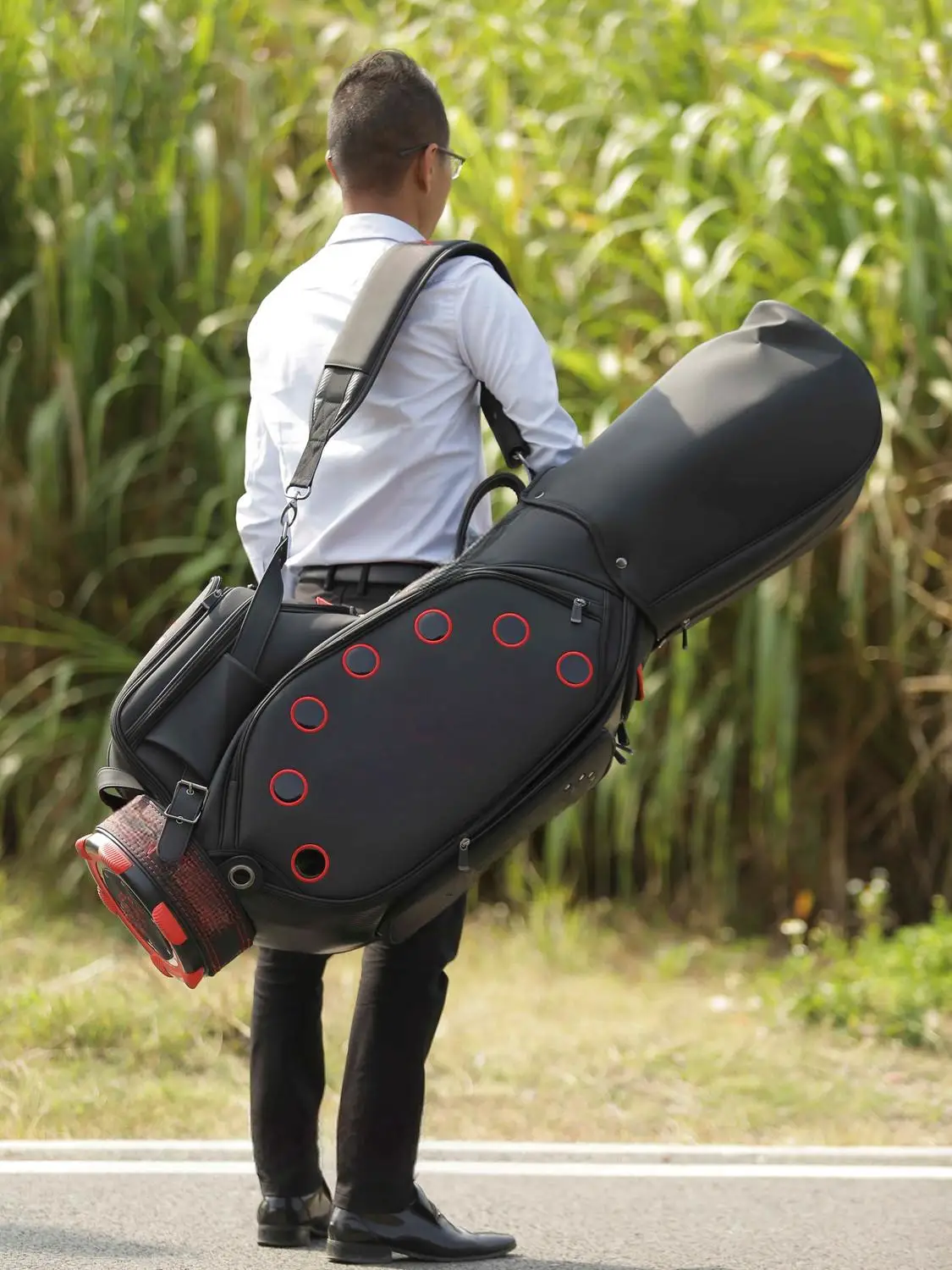 

Сумка для гольфа большой вместимости для мужчин – стандартный размер, модный и минималистичный дизайн, легкий вес.