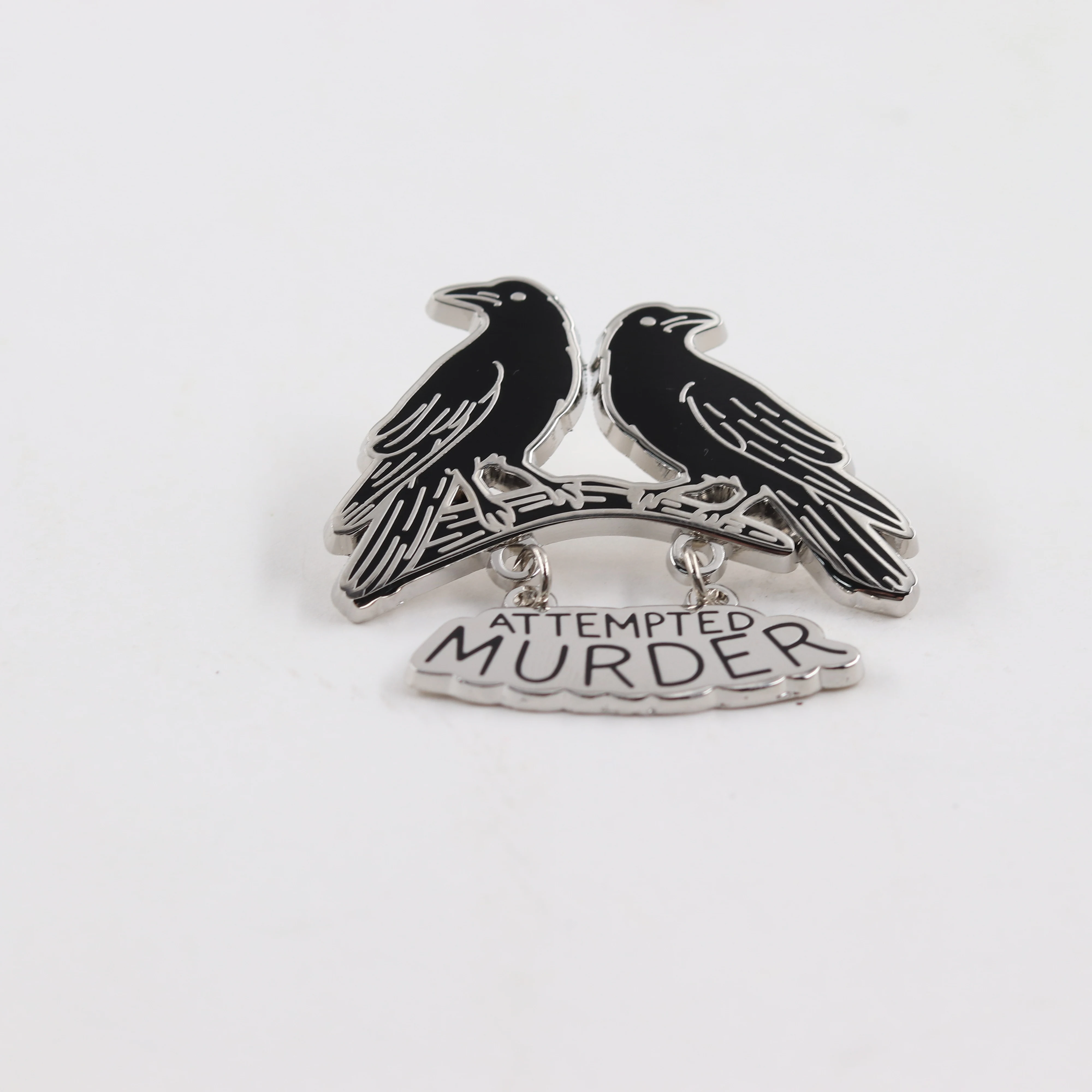 Lustiger Mordversuch Emaille-Pin Zwei Krähen auf einem Ast Brosche Dunkler Humor Krähen-Abzeichen Metall-Anstecknadel Schmuck Geschenk für Freunde B – Detail 10