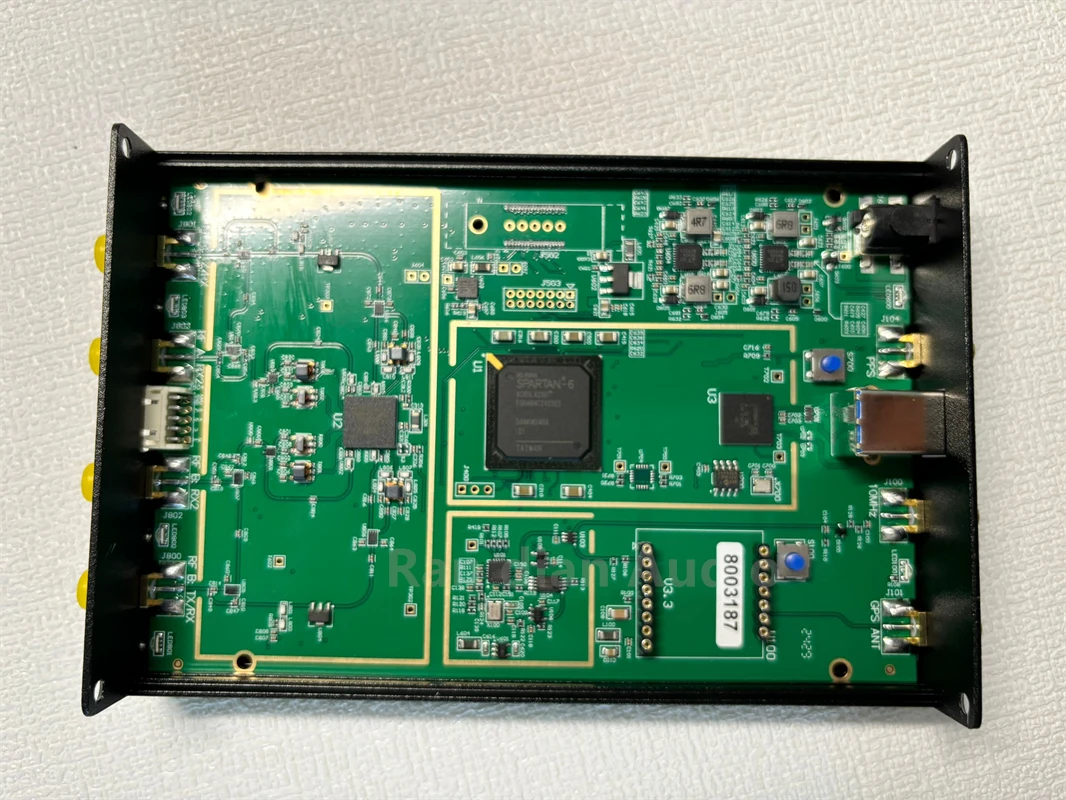 B200 USRP B210 متوافق مع أداء الإصدار الأصلي. 1PPB (0.001PPM) التردد: 70 ميجا هرتز - 6 جيجا هرتز AD9361 ثنائي القناة