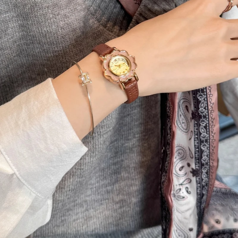 

Elegant Casual Ladies Watch Retro Light Luxury Student Niche Leather Camellia 2025 New Quartz Waterproof Watch Birthday Gift