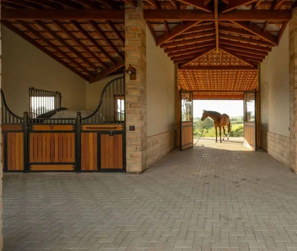 

On Sale Customized Chinese Manufacturer Horse Stable Good material abrasion resistant and durable Warranty 3 Years horses shed