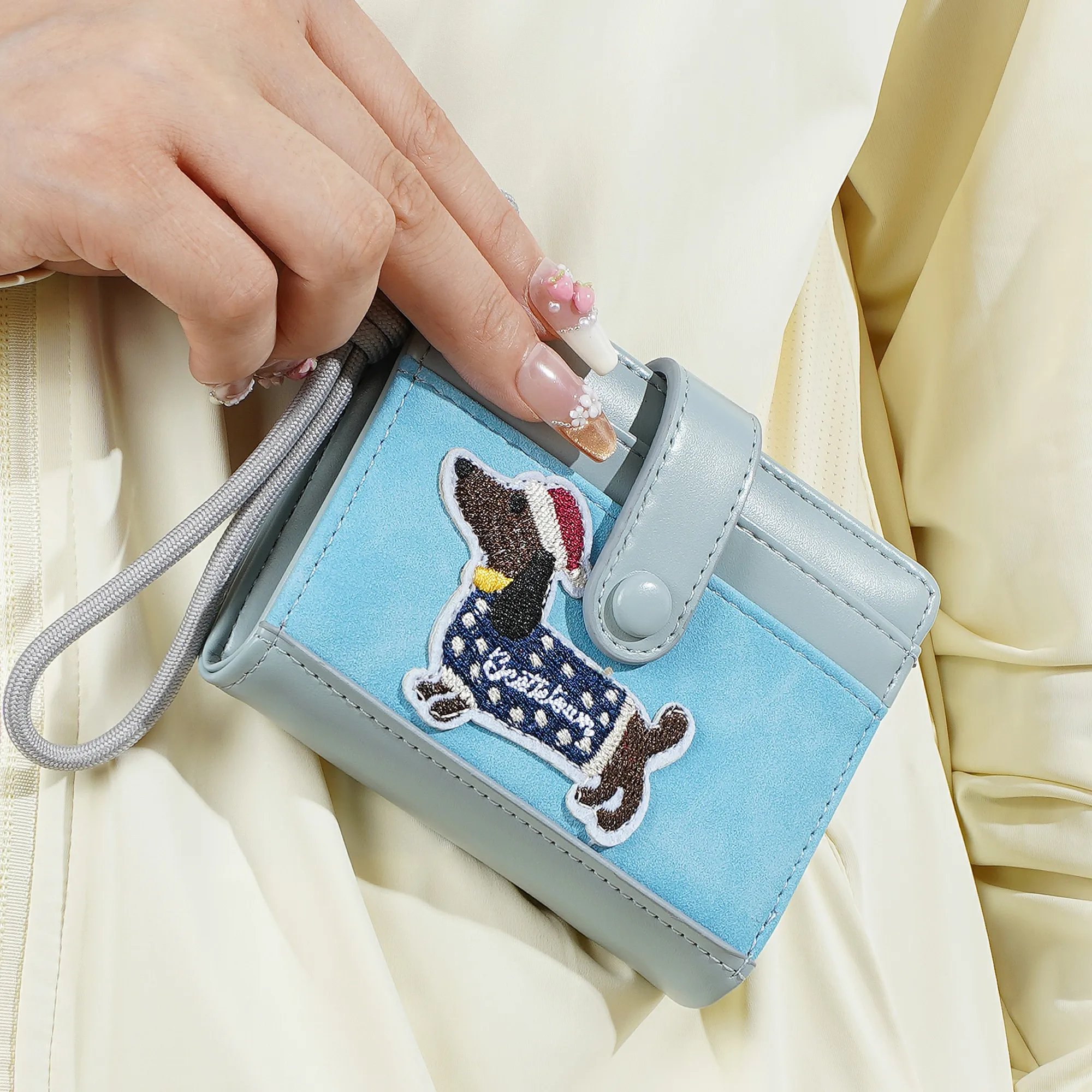 1 Stück Niedliche Mini-Geldbörse mit Dackel-Muster für Damen, 7 Kartenfächer mit Handschlaufe, Ausweiskartenhalter, tragbare Geldbörse mit Reißverschluss, leichte Reise-Pendler-Geldbörse, Cartoon-Faltbörse, Geschenk für Mädchen und Studenten – Detail 22