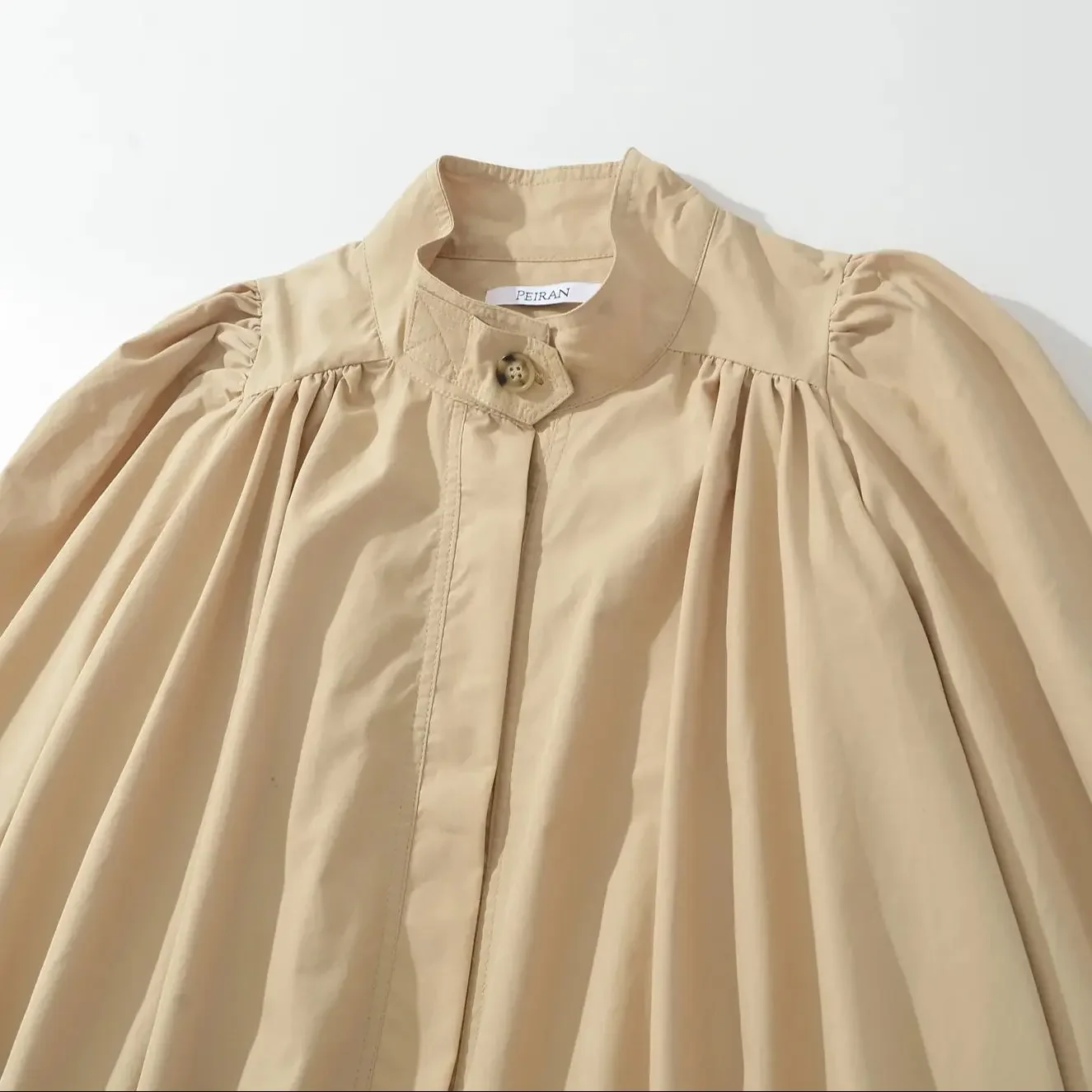 2025 الخريف الوقوف طوق مطوي فانوس كم قميص المرأة واحدة الصدر أزرار فضفاضة كيب البلوزات سوينغ ملابس علوية من القطن