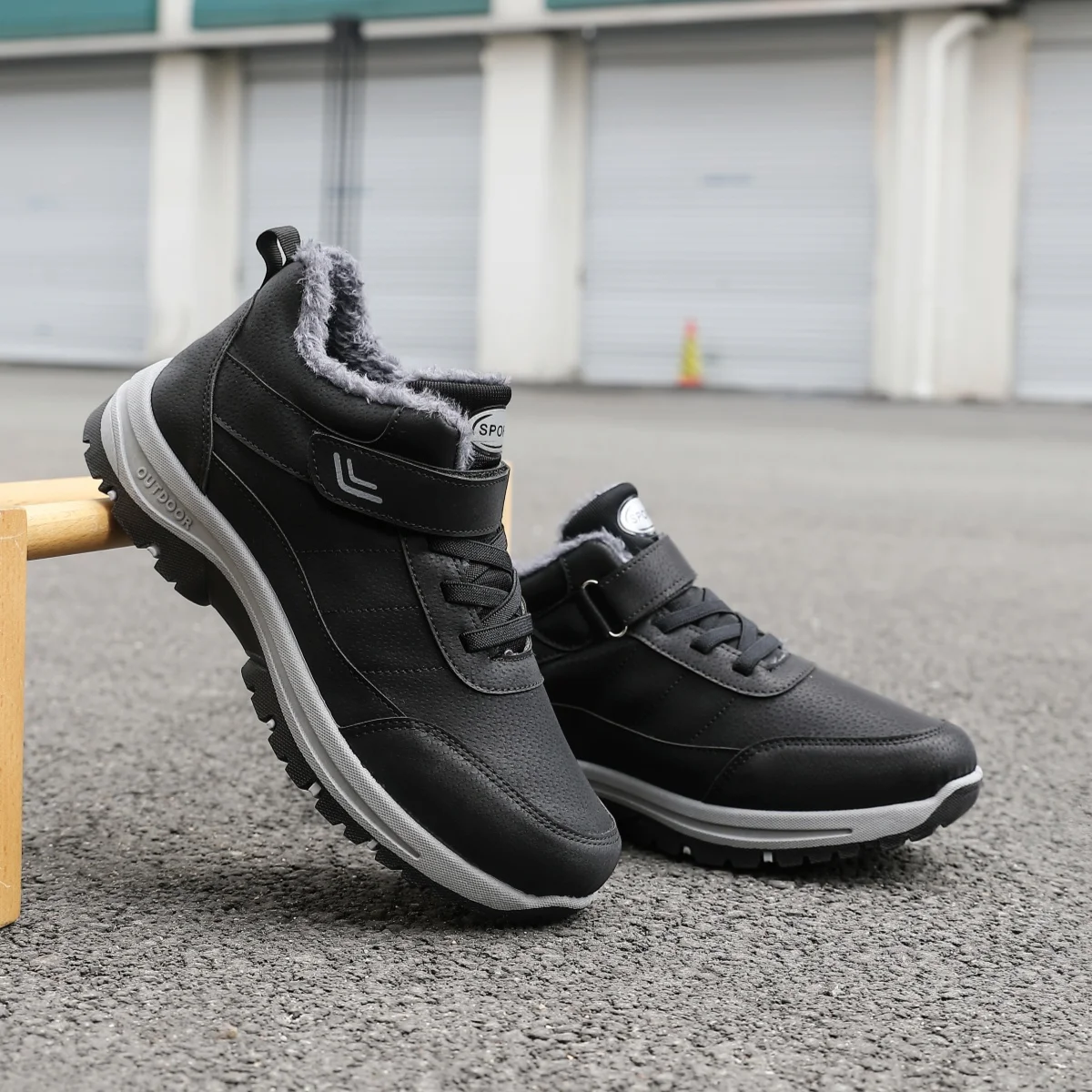 Winter men's warm cotton boots. Features a plush fleece lining for softness and skin-friendly comfort,along with a non-slip sole