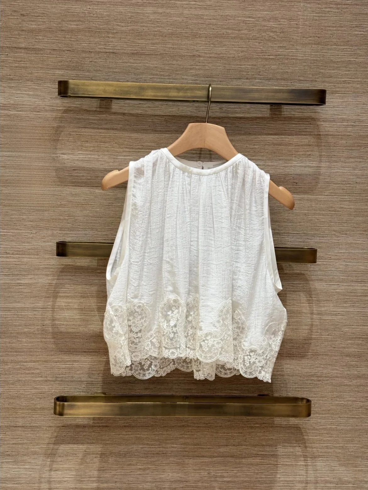 

Heidd Gentle Breeze Hollow out Lace Embroidery Splice Sleeveless Top Women's Skin-friendly Breathable Short Length Shirt