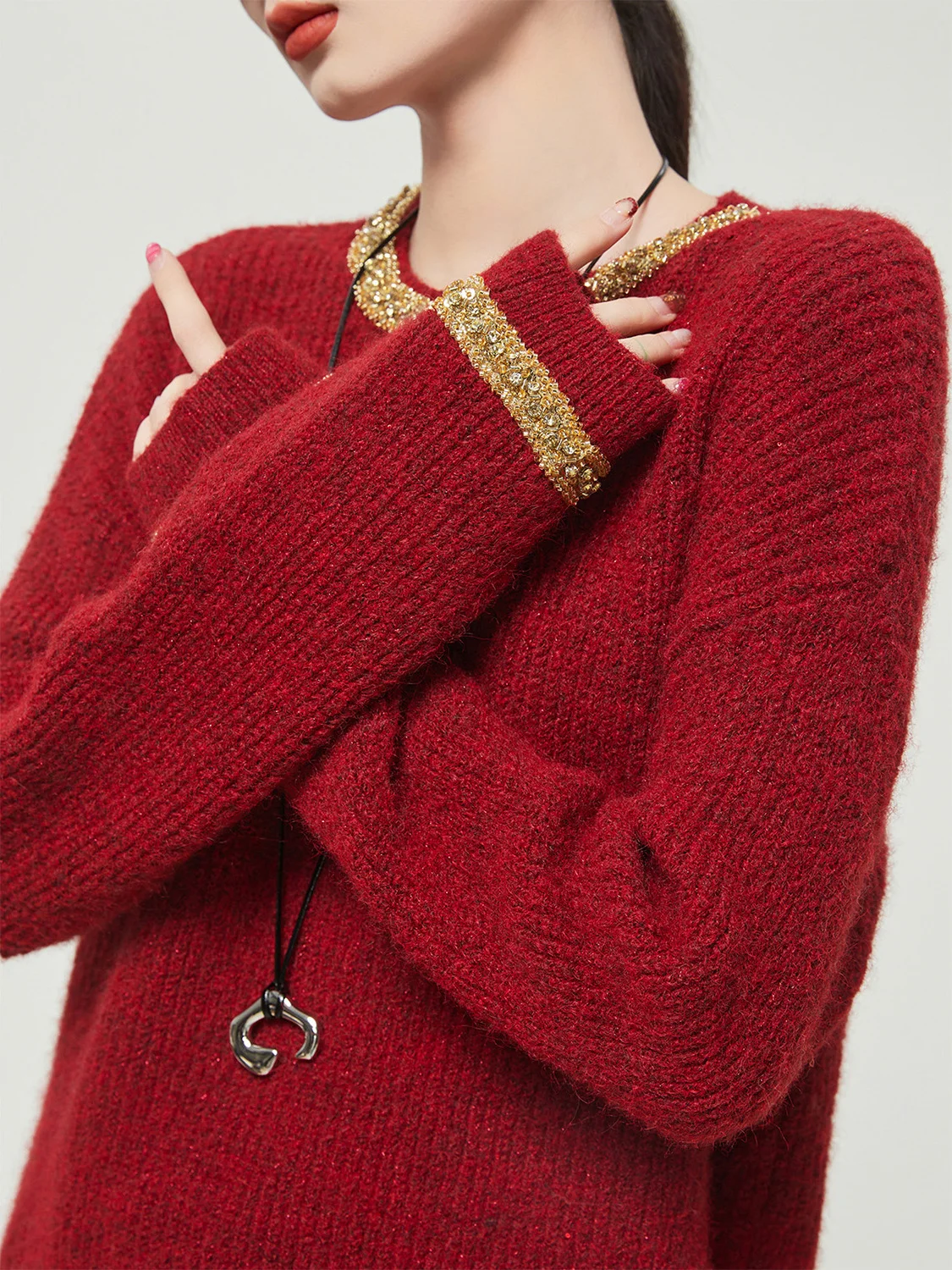 

Красный вязаный свитер с пайетками, мягкий и уютный, свободного кроя, для женщин, в новогоднем стиле, для повседневной носки, зимний сезон, модный.